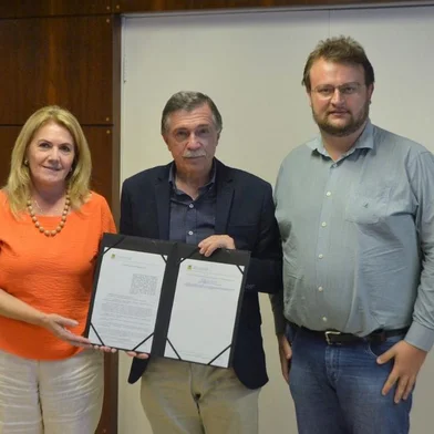 Sancionada lei que permite convênio entre a UCS e a prefeitura de Caxias do Sul para atendimento de animais. na foto, vice-prefeita Paula Ioris, prefeito Adiló Didomenico e secretário do meio ambiente, João Uez<!-- NICAID(15399221) -->