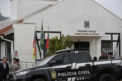 Teutônia, RS, Brasil, 18-08-2023: Polícia investiga tentativa de homicídio do promotor de Justiça João Jair Franz, titular da 1ª Promotoria de Justiça de Teutônia, no Vale do Taquari. Ele foi baleado na noite desta quinta-feira (17). O ataque aconteceu quando ele chegava em casa após uma partida de futebol. A principal hipótese seria uma possível retaliação ao promotor. Foto: Mateus Bruxel / Agência RBSIndexador: Andre Avila<!-- NICAID(15513777) -->
