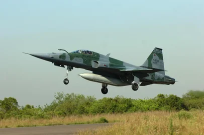 *** FGOMES CONDAEX2 ***Aeronáutica faz treinamento aéreo durante a  Operação CONDAEX, realizada na Base Aérea de Canoas. Avião F5,  retorna após cumprir uma missão.<!-- NICAID(2009158) -->