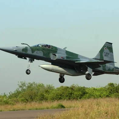 *** FGOMES CONDAEX2 ***Aeronáutica faz treinamento aéreo durante a  Operação CONDAEX, realizada na Base Aérea de Canoas. Avião F5,  retorna após cumprir uma missão.<!-- NICAID(2009158) -->