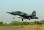 Caça da Força Aérea Brasileira faz rasante na pista do aeroporto Salgado Filho