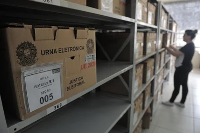 CAXIAS DO SUL, RS, BRASIL, 27/10/2022. A reportagem foi até o Cartório Eleitoral de Caxias do Sul para acompanhar o último dia da inspeção das urnas eletrônicas e os últimos preparativos para o segundo turno das eleições. (Bruno Todeschini/Agência RBS)<!-- NICAID(15247411) -->