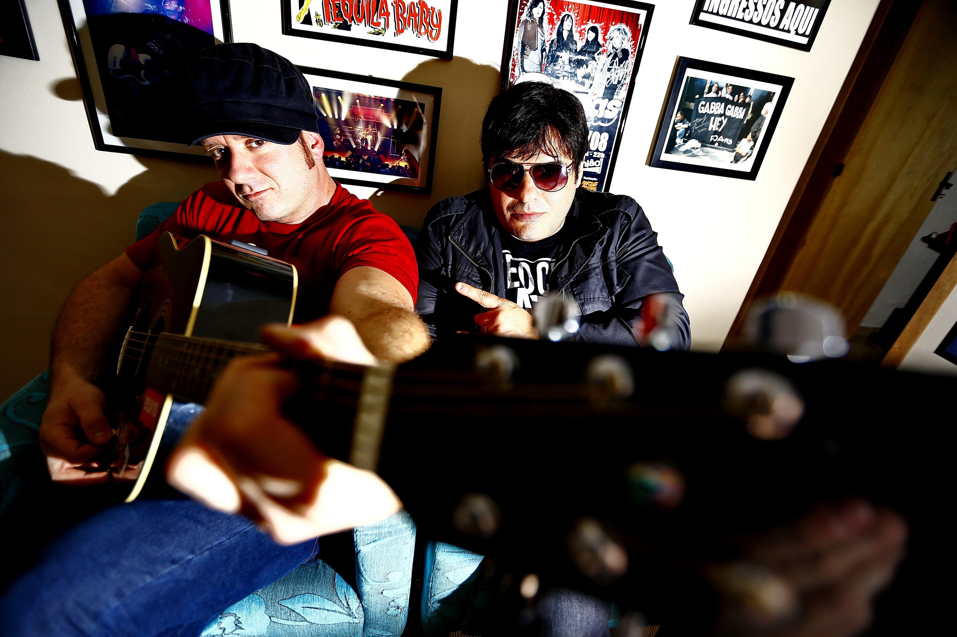 Duda Calvin e James Andrew, da Tequila Baby, travam disputa na Justiça por nome da banda e mascote
