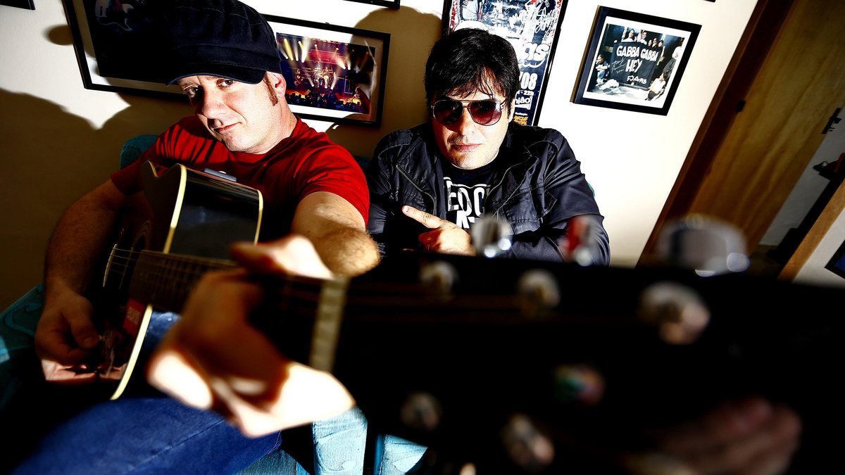 Duda Calvin e James Andrew, da Tequila Baby, travam disputa na Justiça por nome da banda e mascote
