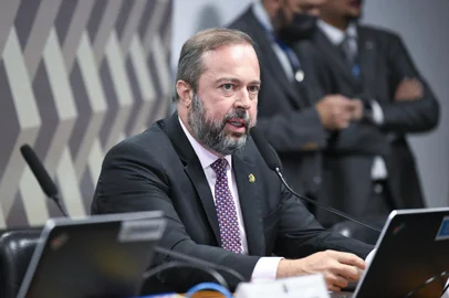 ComissÃ£o de ConstituiÃ§Ã£o, JustiÃ§a e Cidadania (CCJ) realiza reuniÃ£o semipresencial para anÃ¡lise da PEC 32/2022. Chamada PEC da TransiÃ§Ã£o, a proposta visa Ã  garantia de recursos para programas sociais no OrÃ§amento da UniÃ£o de 2023, em meio Ã  passagem entre os governos Bolsonaro e Lula. A proposta permitirÃ¡ a continuidade do pagamento do Bolsa FamÃ­lia/AuxÃ­lio Brasil de R$ 600 e o aumento real do salÃ¡rio mÃ­nimo. Mesa: relator da PEC 32/2022, senador Alexandre Silveira (PSD-MG). Foto: Roque de SÃ¡/AgÃªncia Senado<!-- NICAID(15287520) -->