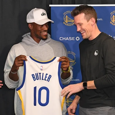 LOS ANGELES, CA - FEBRUARY 6: Jimmy Butler #10 of the Golden State Warriors poses for a photo with Mike Dunleavy during a press conference before the game against the Los Angeles Lakers on February 6, 2025 at Crypto.Com Arena in Los Angeles, California. NOTE TO USER: User expressly acknowledges and agrees that, by downloading and/or using this Photograph, user is consenting to the terms and conditions of the Getty Images License Agreement. Mandatory Copyright Notice: Copyright 2025 NBAE   Noah Graham/NBAE via Getty Images/AFP (Photo by Noah Graham / NBAE / Getty Images / Getty Images via AFP)<!-- NICAID(15971185) -->