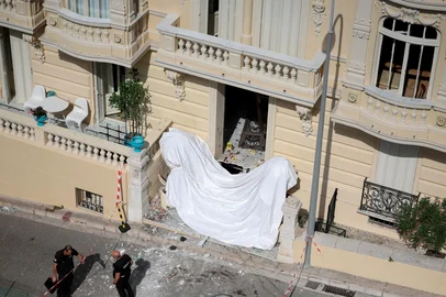 Members of a bomb disposal team operate the day after an allaged attack involving an explosive device in the lobby of a residential building, in Monaco on June 30, 2026. Law enforcement officers were deployed on the morning of June 30, 2026, in Monaco and the surrounding area in an attempt to track down the suspect in the parcel bomb explosion that rocked the principality on the evening of June 29, 2026 seriously injuring a Ukrainian oligarch and two of his relatives. (Photo by Valery HACHE / AFP)<!-- NICAID(16317001) -->