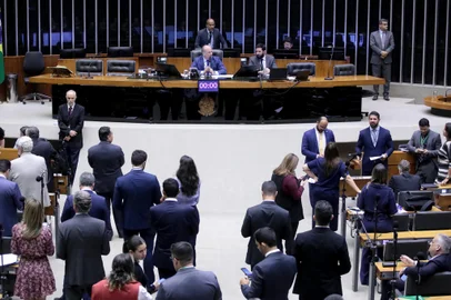 A Câmara aprovou na noite desta segunda-feira (9) um requerimento de urgência para o projeto de lei que prorroga a desoneração da folha de pagamento de empresas e municípios e prevê compensações pela renúncia fiscal neste ano.<!-- NICAID(15862031) -->
