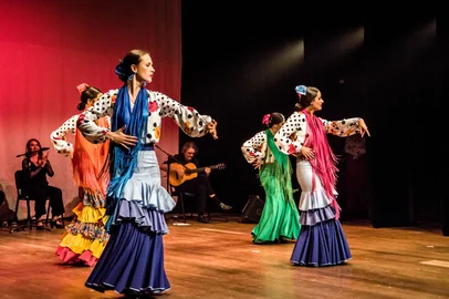 ¡Vámonos pa' Andalucía, Otra Vez!Espetáculo de Música e Dança Flamenca O espetáculo flamenco que encantou Caxias do Sul está de volta!É hora de embarcar em uma nova viagem ao coração da Andaluzia, com coreografias inéditas e a força vibrante do flamenco.O Sul da Espanha encontra o Sul do Brasil, unidos pela dança, pela música e pela cultura!Data: 25/05/2025 às 19 hrsLocal: Teatro da Casa da Cultura _ Caxias do Sul<!-- NICAID(16042971) -->