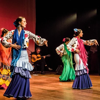 ¡Vámonos pa' Andalucía, Otra Vez!Espetáculo de Música e Dança Flamenca O espetáculo flamenco que encantou Caxias do Sul está de volta!É hora de embarcar em uma nova viagem ao coração da Andaluzia, com coreografias inéditas e a força vibrante do flamenco.O Sul da Espanha encontra o Sul do Brasil, unidos pela dança, pela música e pela cultura!Data: 25/05/2025 às 19 hrsLocal: Teatro da Casa da Cultura _ Caxias do Sul<!-- NICAID(16042971) -->