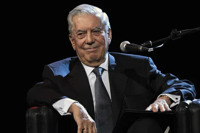 Mario Vargas Llosa, ganhador do prêmio Nobel de Literatura. TO GO WITH AFP STORY(FILE) File picture dated April 21, 2011 of Peruvian writer and Nobel Prize for Literature Mario Vargas Llosa smiling during a public interview at Buenos Aires' International Book Fair. Mario Vargas Llosa fears that a Fujimori victory in the upcoming presidential elections in Peru will destroy the country's fledgling democracy by returning to the days of corruption, blackmail and abuses prevalent under her father, Alberto Fujimori, president 1990-2000.AFP PHOTO / JUAN MABROMATAEditoria: ACELocal: Buenos AiresIndexador: JUAN MABROMATASecao: LiteratureFonte: AFPFotógrafo: STF<!-- NICAID(7157660) -->