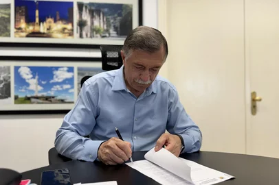 Andréia Copini / Divulgação O prefeito Adiló Didomenico sancionou na tarde desta sexta-feira (15), os projetos que criam 25 novos cargos de assessoria na Câmara de Vereadores de Caxias do Sul e a verba de gabinete indenizatória de até R$ 4,8 mil mensais para os parlamentares. No entanto, vetou as outras duas proposições que concediam aumento 100% no auxílio-alimentação dos servidores da Casa e reajuste salarial. <!-- NICAID(16204916) -->