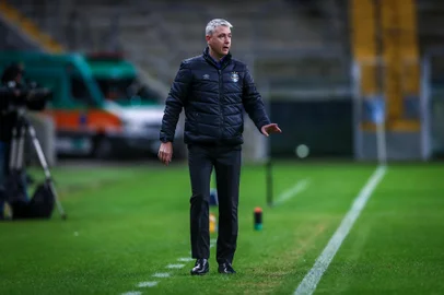RS - FUTEBOL/CAMPEONATO BRASILEIRO 2021 /GREMIO X FORTALEZA- ESPORTES - Lance da partida entre Gremio e Fortaleza disputada na noite deste domingo, na Arena do Gremio, em partida valida pela Campeonato Brasileiro 2021. FOTO: LUCAS UEBEL/GREMIO FBPA<!-- NICAID(14820835) -->