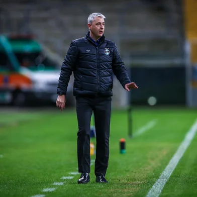 RS - FUTEBOL/CAMPEONATO BRASILEIRO 2021 /GREMIO X FORTALEZA- ESPORTES - Lance da partida entre Gremio e Fortaleza disputada na noite deste domingo, na Arena do Gremio, em partida valida pela Campeonato Brasileiro 2021. FOTO: LUCAS UEBEL/GREMIO FBPA<!-- NICAID(14820835) -->