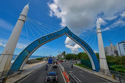 Commuters make their way through the Chinese funded and built Sinamale bridge, in the Maldives capital Male on November 16, 2023. (Photo by Ishara S. KODIKARA / AFP)Editoria: FINLocal: MaléIndexador: ISHARA S. KODIKARASecao: road transportFonte: AFPFotógrafo: STR<!-- NICAID(15604030) -->