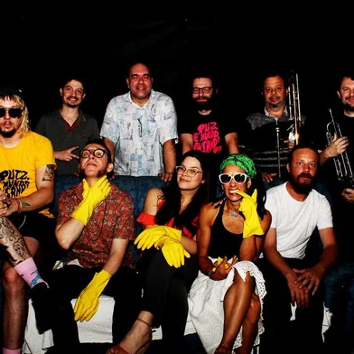 Os Bardos da Pangeia lança música e videoclipe de Seres de Luz no dia 27 de abrilGravação ao vivo no bairro Vila Nova II contou com músicos e bailarinos convidadosUm som que convida ao sentir e à conexão com seres de outras galáxias embala uma gravação feita ao vivo, ao ar livre, no bairro Vila Nova II, em Bento Gonçalves. Ao lado de músicos e bailarinos convidados, a banda Os Bardos da Pangeia lança no dia 27 de abril, nas plataformas de vídeo e nas redes sociais, a música e o videoclipe de Seres de Luz.<!-- NICAID(15410756) -->