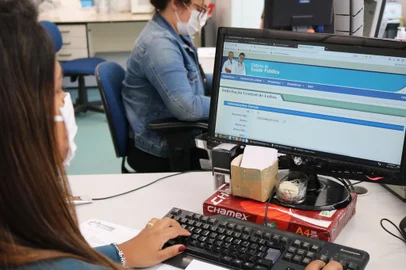 O colapso do sistema hospitalar é cada vez mais alarmante em Caxias do Sul. Os casos aumentam e o vírus avança cada vez mais no município. Na fila de espera da Central de Leitos há 50 pacientes com covid-19 aguardando vaga de UTI. Outros seis pacientes esperam leitos para tratamento de outras doenças. Os pacientes estão internados nas Unidades de Pronto Atendimento -UPA Central e Zona Norte, nas macas do Pronto Socorro e nos leitos de enfermaria de hospitais de Caxias do Sul e da Serra. Na porta desses locias, as famílias vivem o drama da espera. <!-- NICAID(14733537) -->