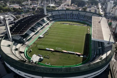 Movimentação da torcida para o Gre-Nal 442, no estádio Couto Pereira, em Curitiba<!-- NICAID(15795547) -->