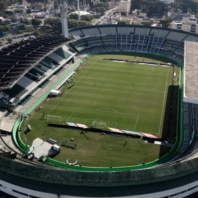 Movimentação da torcida para o Gre-Nal 442, no estádio Couto Pereira, em Curitiba<!-- NICAID(15795547) -->