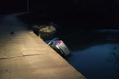 Novamente, um veículo perdeu o controle e despencou da ponte entre Guaporé e Anta Gorda. A estrutura é um problema há mais de três décadas. Conforme o levantamento feito pela vizinhança, este foi o 11º veículo a cair da ponte sobre o Rio Guaporé nos últimos três anos.<!-- NICAID(15125914) -->