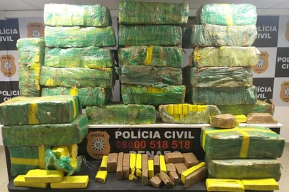A Polícia Civil localizou na tarde desta quarta-feira (31) quase meia tonelada de maconha em um sítio em Sapiranga, no Vale do Sinos. A droga estava escondida em uma casa dentro da propriedade.Durante a ação, foram encontrados 483 quilos da droga. antecedentes criminais. <!-- NICAID(14877903) -->