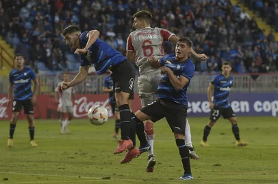 Huachipato's defender Leandro Diaz (L) and Argentine defender Renzo Malanca (R) fight for the ball with Estudiantes' midfielder Jose Ernesto Sosa (C) during the Copa Libertadores group stage first leg football match between Chile's Huachipato and Argentina's Estudiantes de La Plata at the Huachipato Stadium in Talcahuano, Chile, on April 3, 2024. (Photo by Guillermo SALGADO / AFP)Editoria: SPOLocal: TalcahuanoIndexador: GUILLERMO SALGADOSecao: soccerFonte: AFPFotógrafo: STR<!-- NICAID(15724877) -->