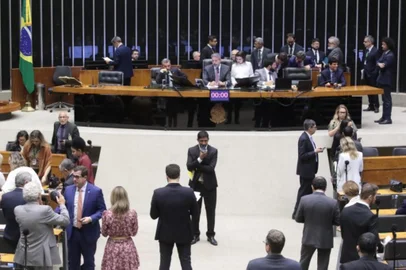 Deputados participavam da sessão remotamente, mas presidente da Casa quis esperar um dia em que a presença física no plenário seja obrigatória. Deputados na sessão do Plenário desta segunda-feira<!-- NICAID(15936994) -->