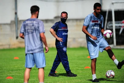 CAXIAS DO SUL, RS, BRASIL, 01/12/2021. Treino do Caxias no CT. Início da temporada 2022. Na foto, técnico Rogério Zimmermann (C). (Porthus Junior/Agência RBS)<!-- NICAID(14956263) -->