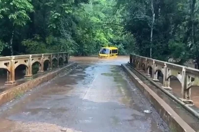 VÍDEO: água do Rio do Mel invade estrada e ônibus escolar fica ilhado em Iraí<!-- NICAID(15571999) -->