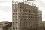 Edifício Frederico Mentz, antigo Novo Hotel Junto, no Centro de Porto Alegre. Graf Zeppelin sobrevoando o Hotel em 29 de junho de 1934.<!-- NICAID(15097920) -->