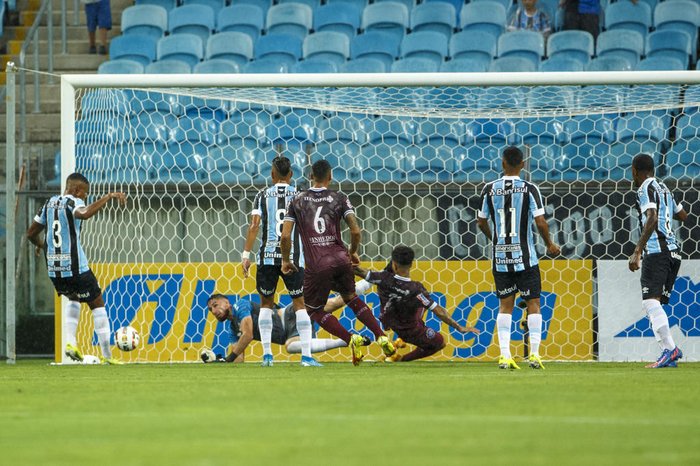 Goleiro do Grêmio comemora vitória sobre o Caxias, mas admite erro em gol sofrido: Falha de comunicação
