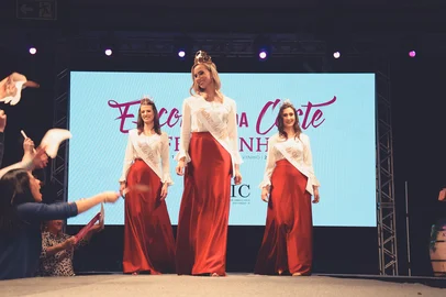 Laís Dupont é escolhida como Imperatriz do Vinho da 17ª Fenavinho, de Bento Gonçalves. Na foto, Imperatriz do Vinho Laís Dupont (centro) e as Damas de Honra Letícia Beliski (esquerda) e Raiane Conci (direita)<!-- NICAID(15076480) -->