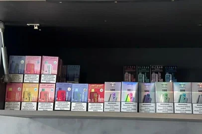 Cinco suspeitos são presos por contrabando de 200 refis de cigarros eletrônicos<!-- NICAID(15575399) -->