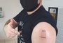 Foi uma forma de incentivo à imunização, diz estudante que, na primeira tatuagem, escreveu: "Butantan, vacine aqui"