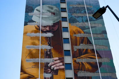 ***  Fotos para coluna 360 Graus da Juliana Bublitz ***PORTO ALEGRE, RS, BRASIL, 25.04.2025: Com 800 metros o mural feito pelo artista Apolo Torres para a terceira edição do festival Arte Salva passa por obras na estrutura do prédio. Foto: Camila Hermes/Agencia RBS<!-- NICAID(16024532) -->