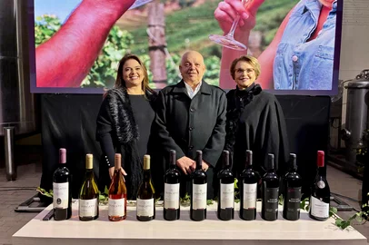 Com produção média anual de 250 mil garrafas, vinícola de Nova Pádua moderniza marca. Na foto, Roberta Boscato, Clóvis Roberto Boscato e mãe Inês Gelain Boscato.<!-- NICAID(16056739) -->