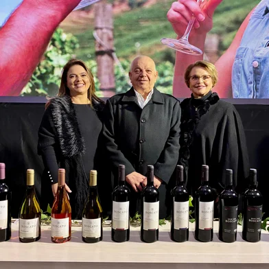 Com produção média anual de 250 mil garrafas, vinícola de Nova Pádua moderniza marca. Na foto, Roberta Boscato, Clóvis Roberto Boscato e mãe Inês Gelain Boscato.<!-- NICAID(16056739) -->