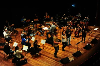 CAXIAS DO SUL, RS, BRASIL, 21/10/2021. Pouco mais de um ano após ter suspendido as atividades, a Orquestra da UCS irá voltar aos palcos em concerto marcado para este domingo (24), sob a batuta do maestro Manfredo Schmiedt. O 14º Concerto de Primavera terá como solistas Rafa Gubert, Tita Sachet, Beto Träsel e Carol Gobatto. (Porthus Junior/Agência RBS)<!-- NICAID(14921732) -->