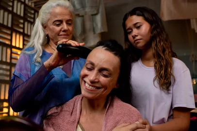 Cena do filme Câncer com Ascendente em Virgem, com Marieta Severo e Suzana Pires<!-- NICAID(15993729) -->