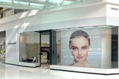 O shopping Bourbon San Pellegrino passa a oferecer neste final de ano opção de clínica dedicada à harmonização facial. A Botoclinic, de Porto Alegre, abriu as portas há menos de um mês com oferta de procedimentos como preenchimento facial com ácido hialurônico e aplicação de botox. <!-- NICAID(14973499) -->