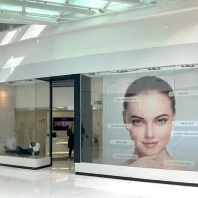 O shopping Bourbon San Pellegrino passa a oferecer neste final de ano opção de clínica dedicada à harmonização facial. A Botoclinic, de Porto Alegre, abriu as portas há menos de um mês com oferta de procedimentos como preenchimento facial com ácido hialurônico e aplicação de botox. <!-- NICAID(14973499) -->