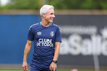 O técnico Luís Castro comanda treino do Grêmio no CT Luiz Carvalho.<!-- NICAID(16210637) -->