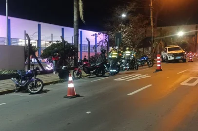 Operação Happpy Hour: Abordada motocicleta com mais de R$ 10 mil em multas e licenciamento vencido desde 2017<!-- NICAID(15789147) -->
