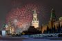 Fireworks light up the sky over the Kremlin during the New Year's celebrations in Red Square with the Spasskaya Tower in Moscow on January 1, 2022. (Photo by Dimitar DILKOFF / AFP)Editoria: ACELocal: MoscowIndexador: DIMITAR DILKOFFSecao: public holidayFonte: AFPFotógrafo: STF<!-- NICAID(14980787) -->