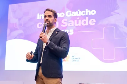 PORTO ALEGRE, RS – 09.06.2025 – O governador Eduardo Leite apresentou, na Santa Casa de Misericórdia de Porto Alegre, as novas ações do SUS Gaúcho e os investimentos do programa Inverno com Saúde. Acompanhado da secretária da Saúde, Arita Bergmann, Leite anunciou recursos para ampliação de leitos hospitalares, reforço nas equipes médicas e aquisição de equipamentos, como dois novos angiógrafos e um aparelho de ressonância magnética. As medidas visam fortalecer o atendimento à população durante o inverno e qualificar a rede pública de saúde no Estado.<!-- NICAID(16055929) -->