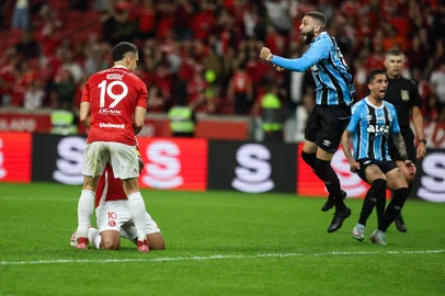 PORTO ALEGRE, RS, BRASIL, 21-09-2025: Em jogo válido pela 24ª rodada do Brasileirão, o Grenal 448 iniciou com uma carga extra de tensão com os dois treinadores ameaçados de perderem seus cargos.  No primeiro turno, o resultado foi 1 a 1 na Arena.  Foto: Renan Mattos/Agência RBS<!-- NICAID(16129945) -->