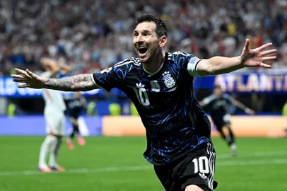 SHAUN BOTTERILL / GETTY IMAGES VIA AFP ATLANTA, GEORGIA - JULY 15: Lionel Messi #10 of Argentina celebrates the team's second goal by Lautaro Martinez #22 during the FIFA World Cup 2026 Semi Final match between England and Argentina at Atlanta Stadium on July 15, 2026 in Atlanta, Georgia. Shaun Botterill/Getty Images/AFP (Photo by Shaun Botterill / GETTY IMAGES NORTH AMERICA / Getty Images via AFP)<!-- NICAID(16327819) -->