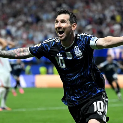 ATLANTA, GEORGIA - JULY 15: Lionel Messi #10 of Argentina celebrates the team's second goal by Lautaro Martinez #22 during the FIFA World Cup 2026 Semi Final match between England and Argentina at Atlanta Stadium on July 15, 2026 in Atlanta, Georgia.   Shaun Botterill/Getty Images/AFP (Photo by Shaun Botterill / GETTY IMAGES NORTH AMERICA / Getty Images via AFP)<!-- NICAID(16327819) -->