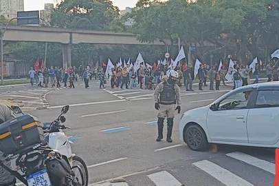 15/05/25: Movimentos sociais realizam caminhadas por pontos da área central da Capital nesta quinta-feira (15). Dezenas de manifestantes participam do ato, com reivindicações junto ao poder público Federal e Estadual.