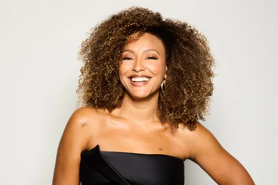 A atriz gaúcha Sheron Menezzes, 42 anos, estreia nova série do Globoplay, Juntas & Separadas, e fala sobre carreira e maternidade em entrevista ao Donna.<!-- NICAID(16242493) -->